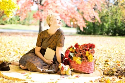 young-woman-fall-autumn-vintage-37529-medium.jpeg
